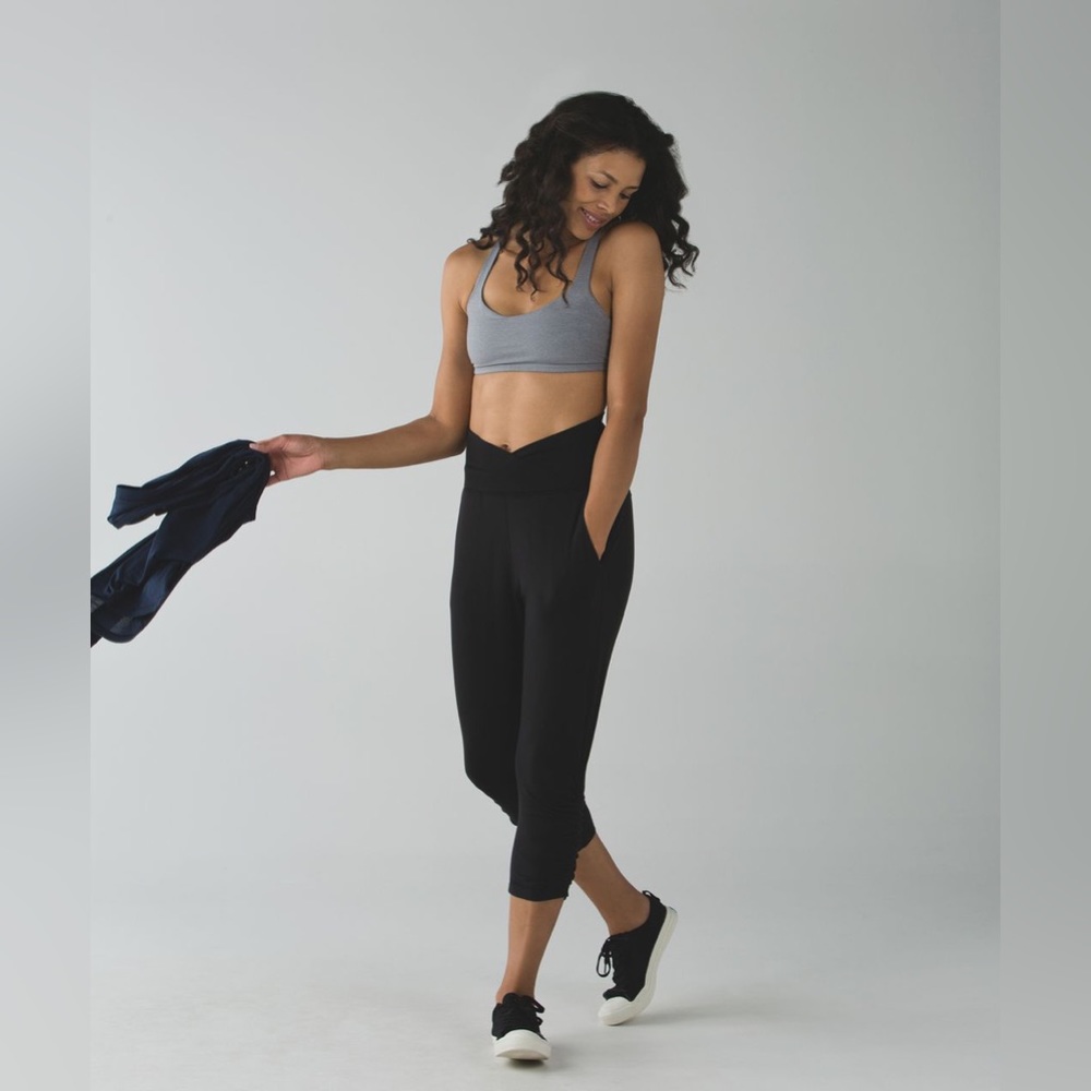 EUC Lululemon Sunset Salutation Crop in Black